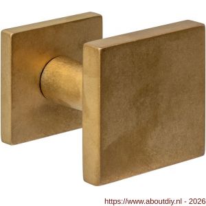Intersteel Living 3930 voordeurknop vierkant 64x64 mm op achterplaat 54x54 mm verkropt éénzijdige montage PVD messing getrommeld - A26010934 - afbeelding 1