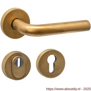 Intersteel Living 4057 set achterdeurbeslag rond deurkruk Luzern met massieve rozetten en SKG3 veiligheidsrozetten PVD messing getrommeld - A26010911 - afbeelding 1