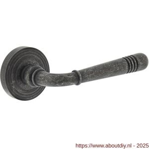 Intersteel 1725 deurkruk gatdeel rechts Helena op rozet verdekt met rillen diameter 55x10 mm met nokken oud grijs - A26008142 - afbeelding 1