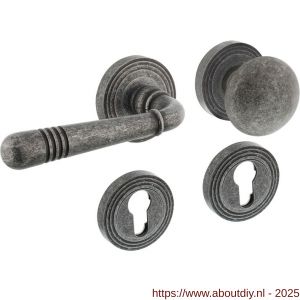 Intersteel 1725 knop-kruk garnituur links Helena op rozet verdekt met rillen diameter 55x10 mm met nokken en cilinderrozetten oud grijs - A26008147 - afbeelding 1