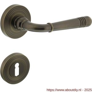 Intersteel 1725 deurkruk Helena op rozet verdekt met rillen diameter 55x10 mm met nokken en sleutelrozetten gebruineerd - A26008348 - afbeelding 1