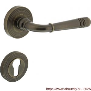 Intersteel 1725 deurkruk Helena op rozet verdekt met rillen diameter 55x10 mm met nokken en cilinderrozetten gebruineerd - A26008349 - afbeelding 1