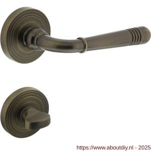 Intersteel 1725 deurkruk Helena op rozet verdekt met rillen diameter 55x10 mm met nokken en WC-sluiting met stift 8x8 mm gebruineerd - A26008350 - afbeelding 1