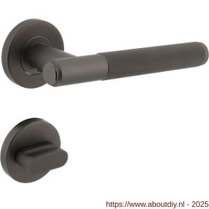 Intersteel 1269 deurkruk Rombo op rozet verdekt diameter 53x8 mm met nokken en WC-sluiting met stift 8x8 mm antraciet grijs - A26010357 - afbeelding 1
