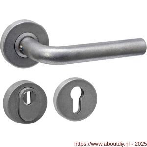 Intersteel 4057 set achterdeurbeslag rond deurkruk Luzern met massieve rozetten en SKG3 veiligheidsrozetten RVS getrommeld - A26010829 - afbeelding 1