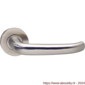 Intersteel Living 1282 gatdeel deurkruk rechts sabel op rond rozet staal met 7 mm nok RVS - A26001618 - afbeelding 1