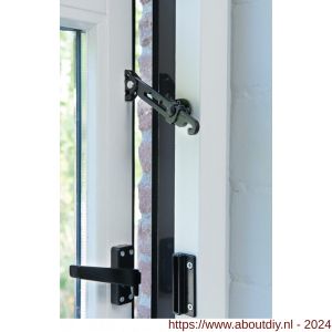 SecuMax raamuitzetter 720 buitendraaiende houten ramen Blackline RAL 9005 zwart satijn - A50750334 - afbeelding 2
