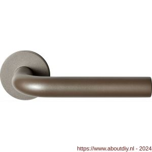GPF Bouwbeslag Anastasius 1000.A3-00 Aka L-model 19 mm deurkruk op ronde rozet 50x8 mm Mocca blend - A21010590 - afbeelding 1