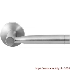 GPF Bouwbeslag RVS 1030.09-00 Puna deurkruk op ronde rozet 50x8 mm RVS mat geborsteld - A21009227 - afbeelding 1