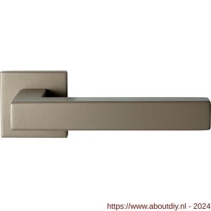 GPF Bouwbeslag Anastasius 1302.A4-02 Zaki+ deurkruk op vierkante rozet 50x50x8 mm Champagne blend - A21010608 - afbeelding 1
