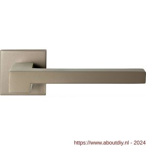 GPF Bouwbeslag Anastasius 3160.A4-02 Raa deurkruk op vierkante rozet 50x50x8 mm Champagne blend - A21010680 - afbeelding 1