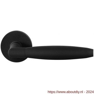 GPF Bouwbeslag ZwartWit 8266.61-00 Ika XL deurkruk op ronde rozet 50x8 mm zwart - A21009389 - afbeelding 1