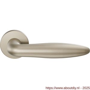GPF Bouwbeslag Anastasius 1315.A4-00 Pepe deurkruk op rond rozet Champagne blend - A21010616 - afbeelding 1