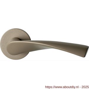 GPF Bouwbeslag Anastasius 1340.A4-00 Kino deurkruk op rond rozet Champagne blend - A21010624 - afbeelding 1