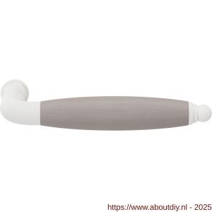 GPF Bouwbeslag ZwartWit 8283 XL Ika XL deurkruk gebogen met ronde eindknop wit-eiken whitewash - A21005856 - afbeelding 1